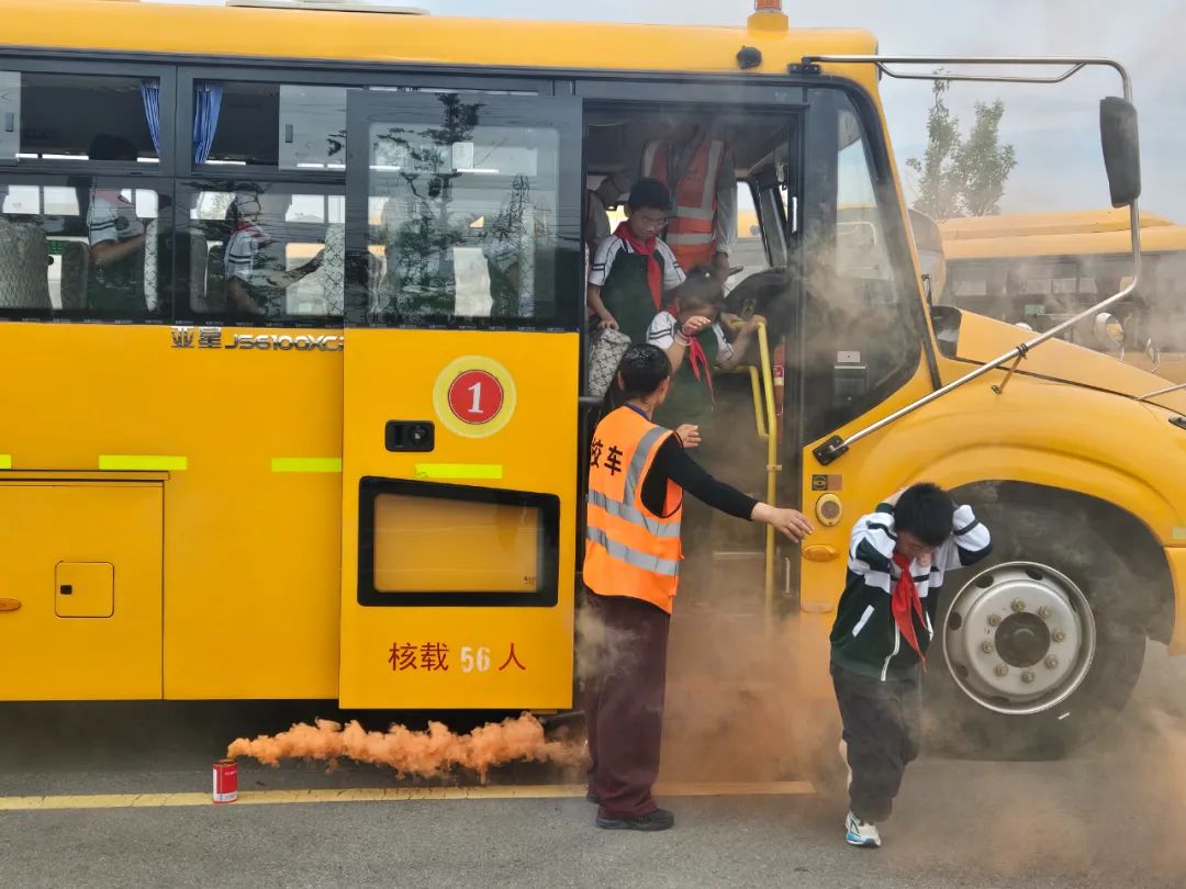 消防意識入人心 應(yīng)急預(yù)案護(hù)平安——射陽縣海都實驗小學(xué)校車消防應(yīng)急疏散演練 圖片