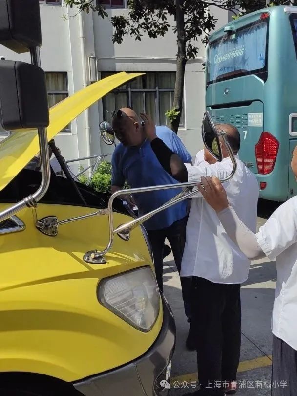 筑牢安全防線，守護生命通道——商榻小學聯(lián)合忠斌公司開展校車逃生演練與安全檢查