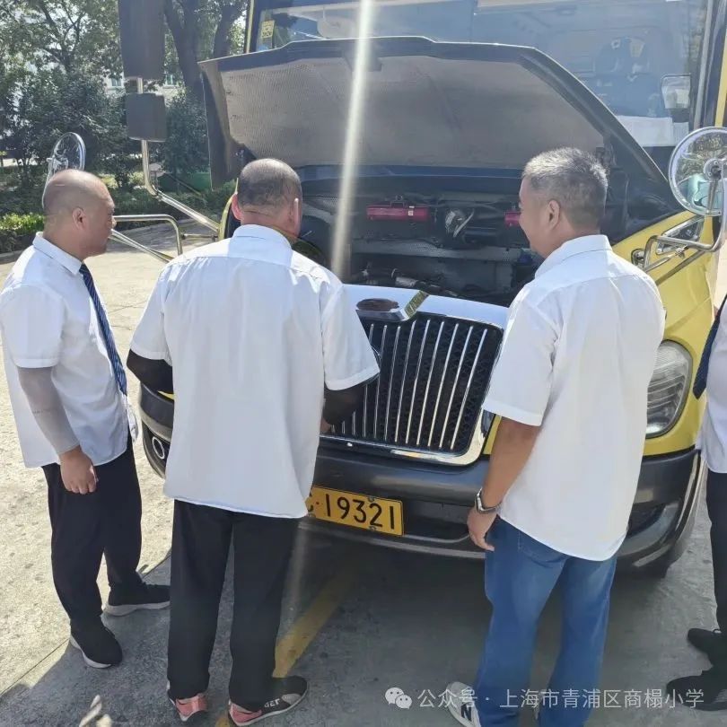 筑牢安全防線，守護生命通道——商榻小學聯(lián)合忠斌公司開展校車逃生演練與安全檢查