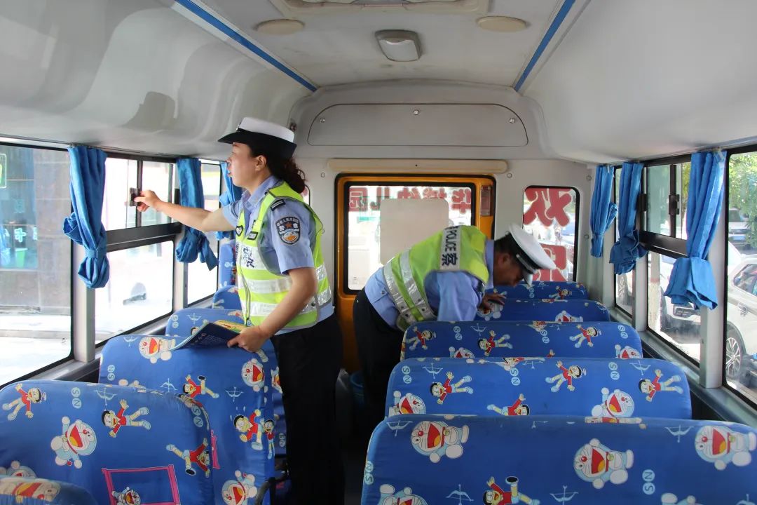 【交管動態(tài)】臨洮公安交警強(qiáng)化校車安全宣傳檢查 擰緊出行“安全閥” 【交管動態(tài)】臨洮公安交警強(qiáng)化校車安全宣傳檢查 擰緊出行“安全閥”