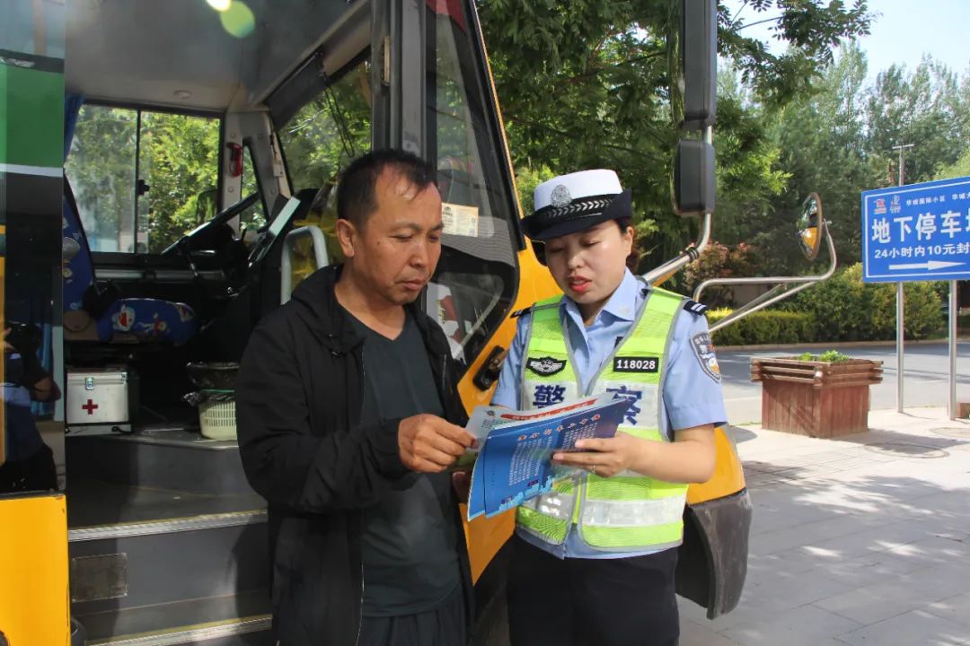 【交管動態(tài)】臨洮公安交警強(qiáng)化校車安全宣傳檢查 擰緊出行“安全閥” 【交管動態(tài)】臨洮公安交警強(qiáng)化校車安全宣傳檢查 擰緊出行“安全閥”