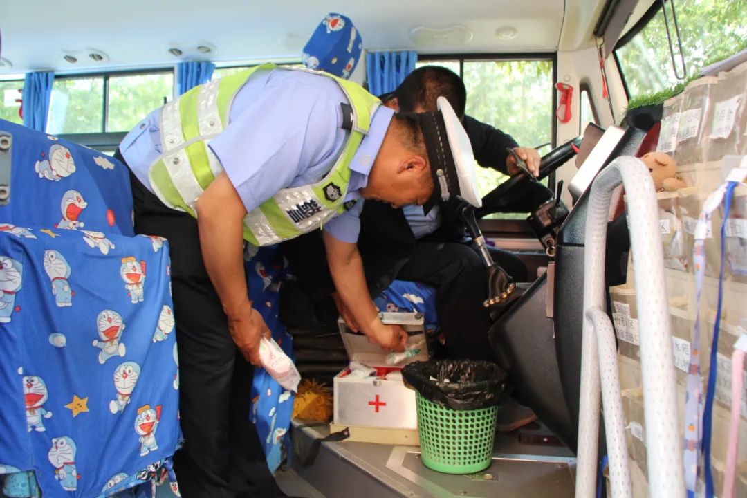 【交管動態(tài)】臨洮公安交警強(qiáng)化校車安全宣傳檢查 擰緊出行“安全閥” 【交管動態(tài)】臨洮公安交警強(qiáng)化校車安全宣傳檢查 擰緊出行“安全閥”