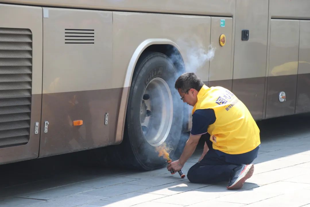 金澤中學(xué)開展校車應(yīng)急疏散演練活動/ 金澤中學(xué)開展校車應(yīng)急疏散演練活動