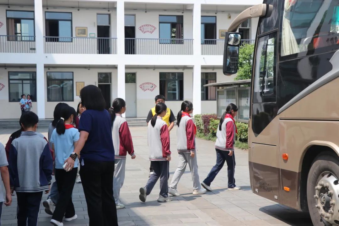 金澤中學(xué)開展校車應(yīng)急疏散演練活動/ 金澤中學(xué)開展校車應(yīng)急疏散演練活動