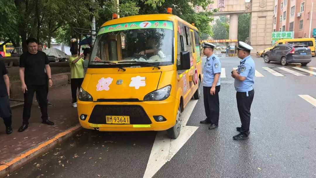 肇東交警大隊(duì)聯(lián)合多部門突擊開展校車安全大檢查行動(dòng)/ 肇東交警大隊(duì)聯(lián)合多部門突擊開展校車安全大檢查行動(dòng)
