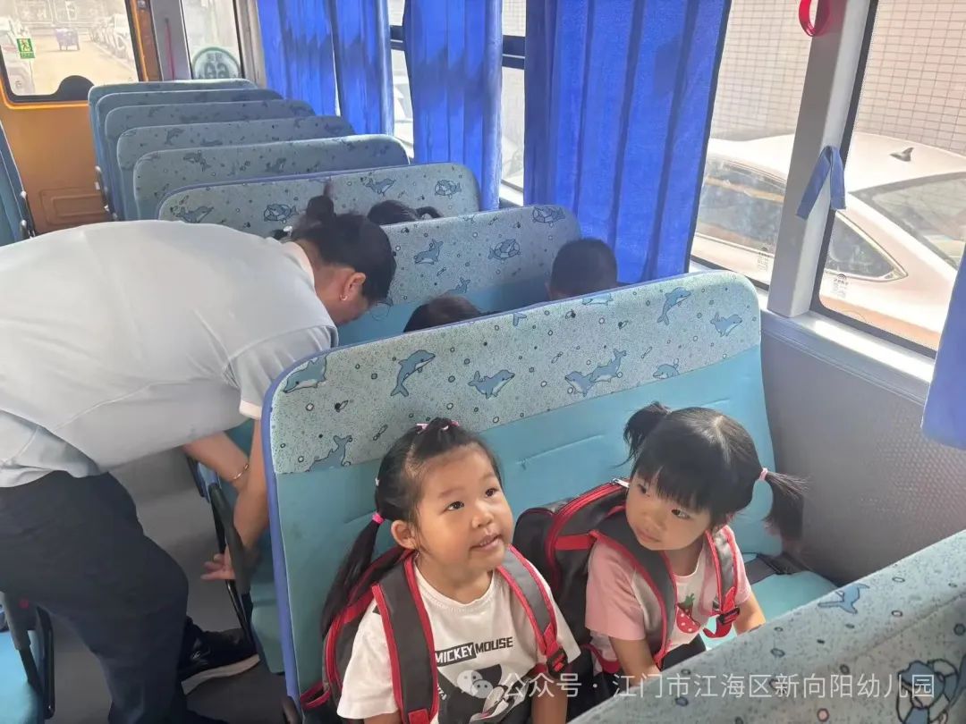 【安全乘校車，平安伴我行】--江海區(qū)新向陽幼兒園校車安全演練