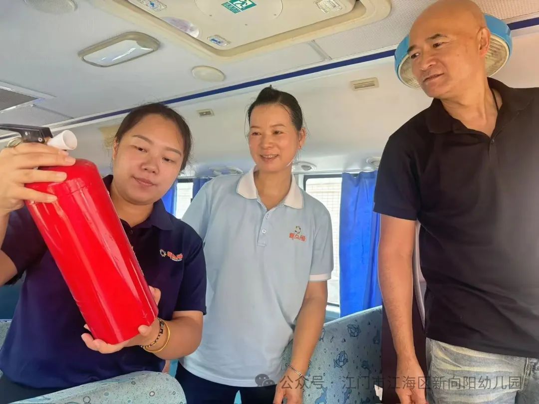 【安全乘校車，平安伴我行】--江海區(qū)新向陽幼兒園校車安全演練