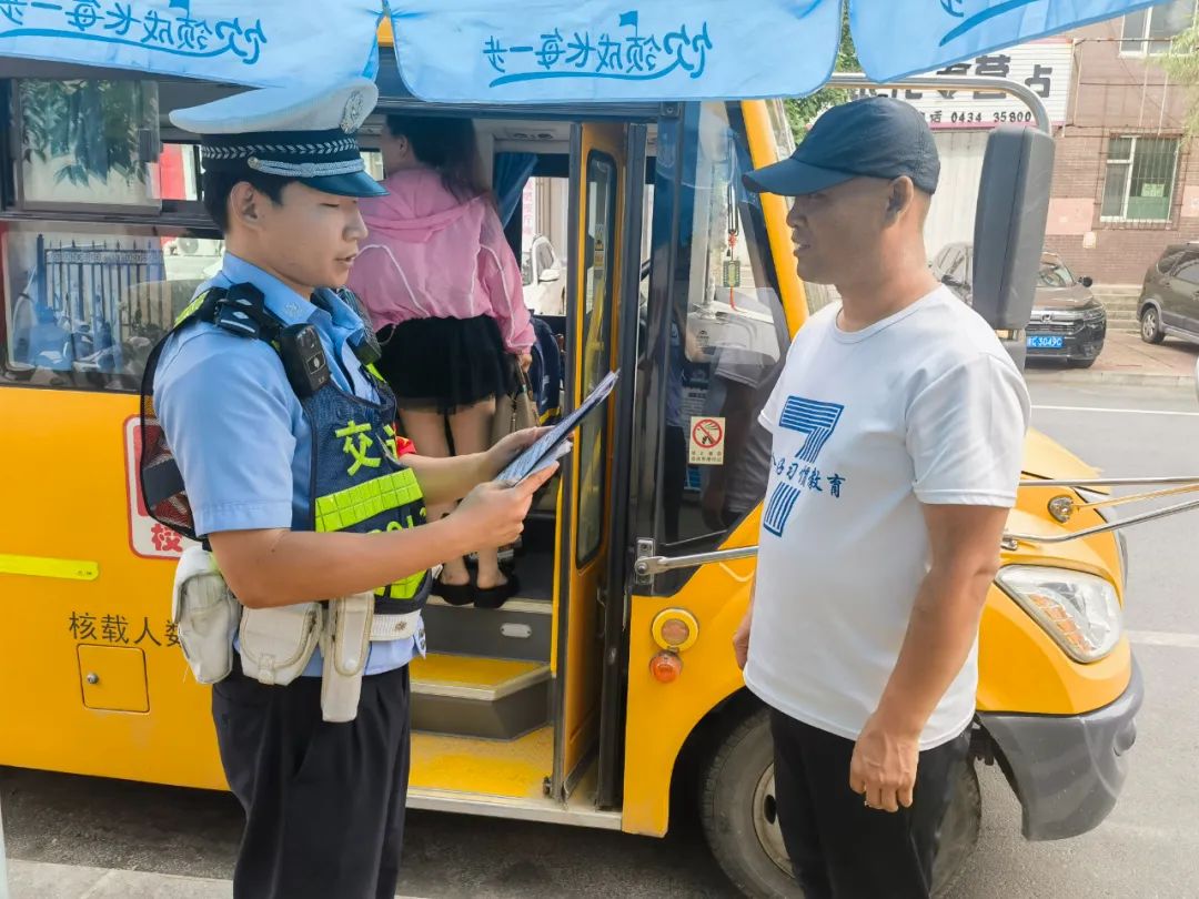 【夏季行動(dòng)】四平交警深入轄區(qū)幼兒園開展校車交通安全宣傳活動(dòng) 圖片