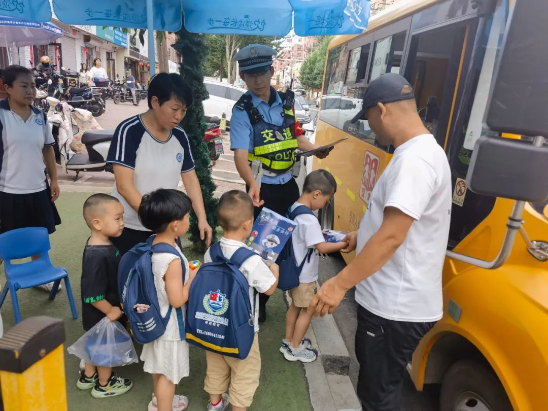 【夏季行動(dòng)】四平交警深入轄區(qū)幼兒園開展校車交通安全宣傳活動(dòng) 圖片