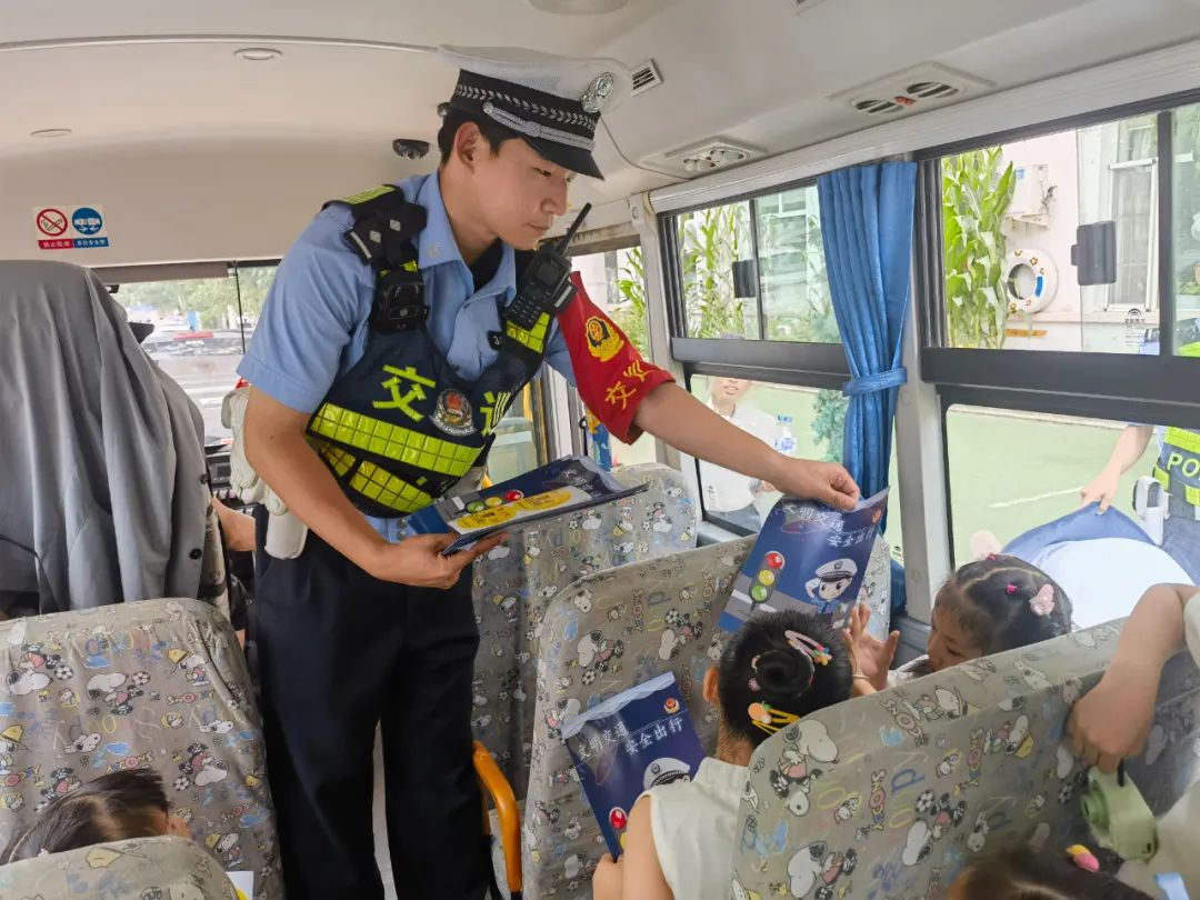 【夏季行動(dòng)】四平交警深入轄區(qū)幼兒園開展校車交通安全宣傳活動(dòng) 圖片
