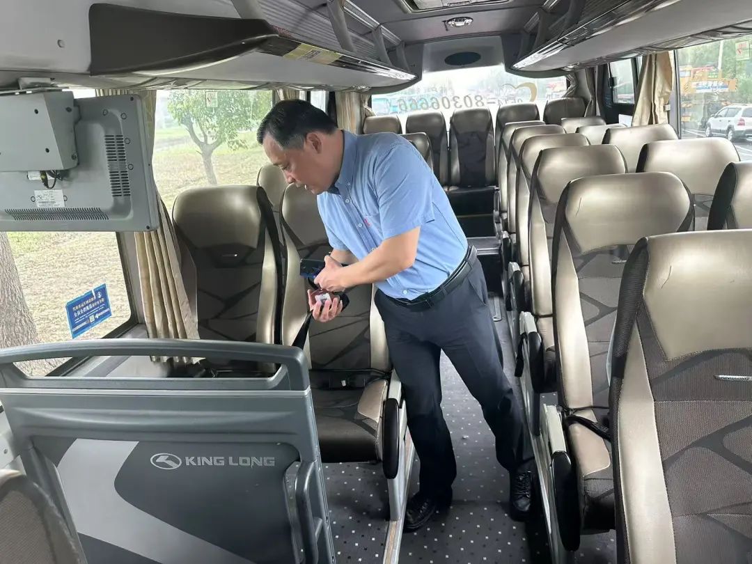 筑牢安全防線 守護求學之路 ——旅游出租分公司開展校車安全檢查 圖片