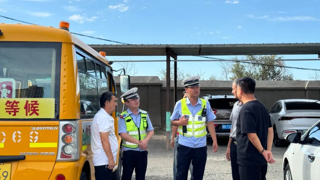 托克遜交警:開學(xué)前夕織密校園交通安全防護網(wǎng) 圖片