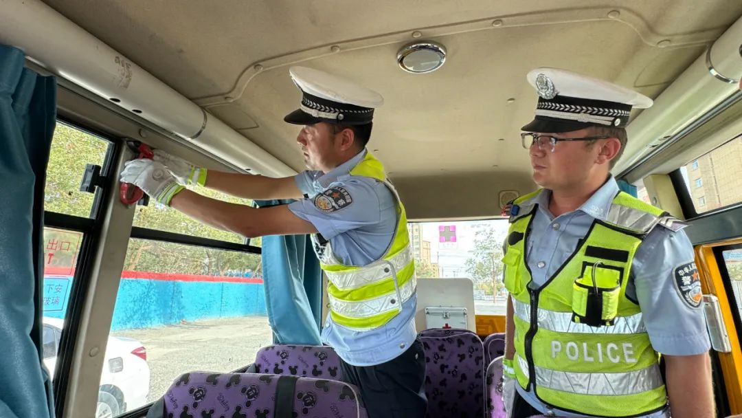 托克遜交警:開學(xué)前夕織密校園交通安全防護網(wǎng) 圖片