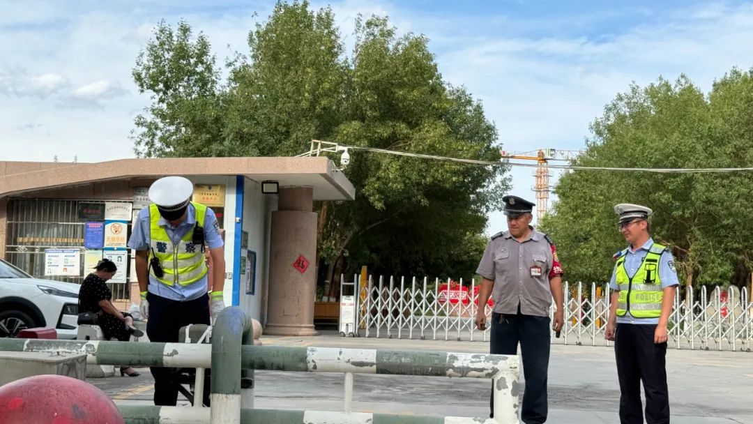 托克遜交警:開學(xué)前夕織密校園交通安全防護網(wǎng) 圖片