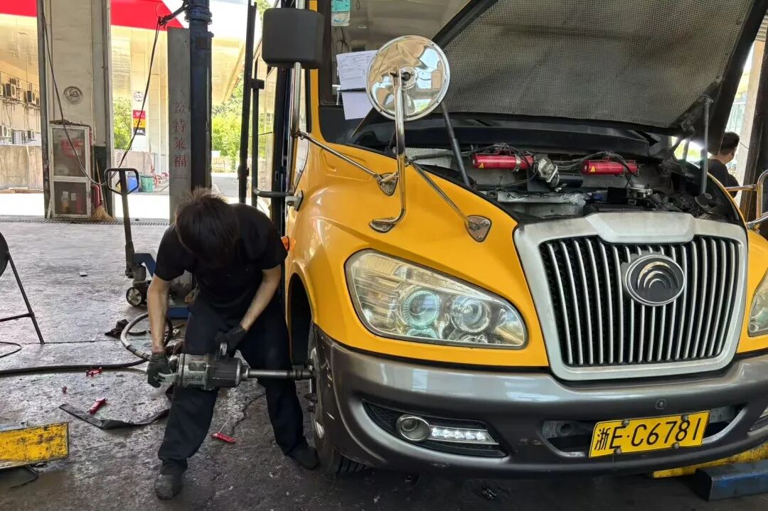 “大鼻子”校車整裝待發(fā)，迎接學(xué)子平安返校