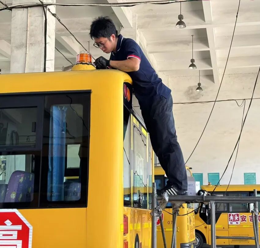 “大鼻子”校車整裝待發(fā)，迎接學(xué)子平安返校