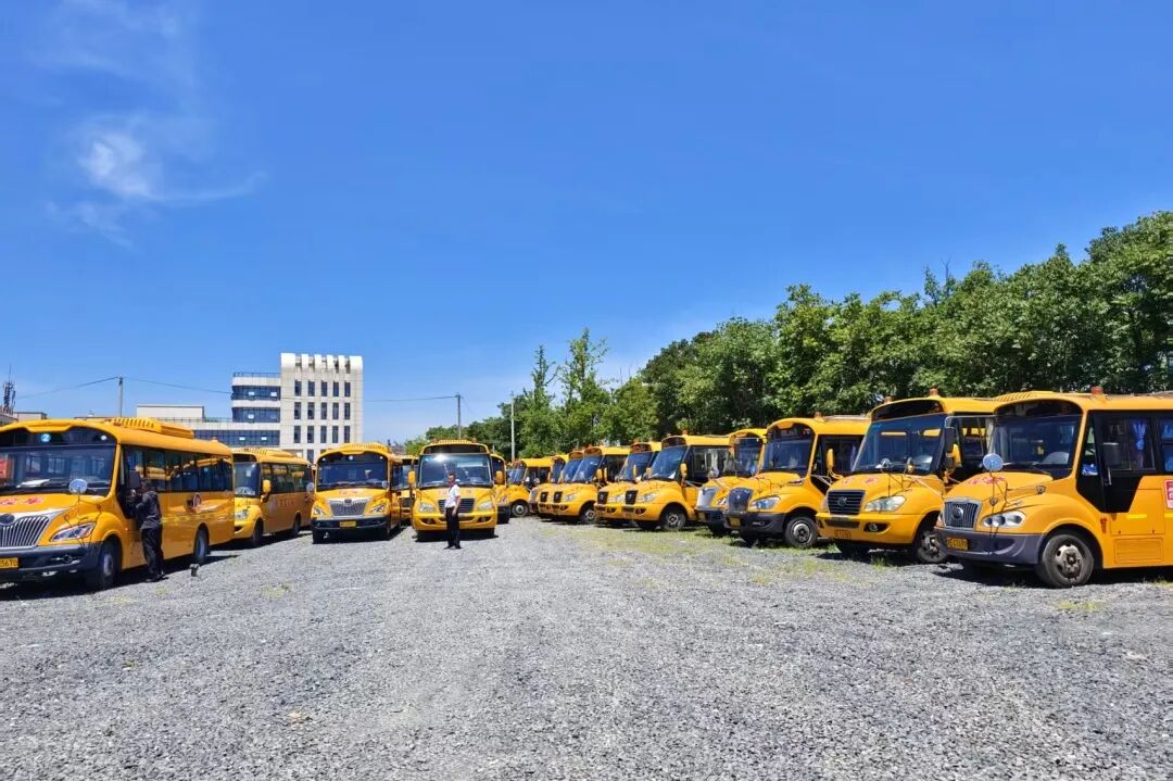 “大鼻子”校車整裝待發(fā)，迎接學(xué)子平安返校