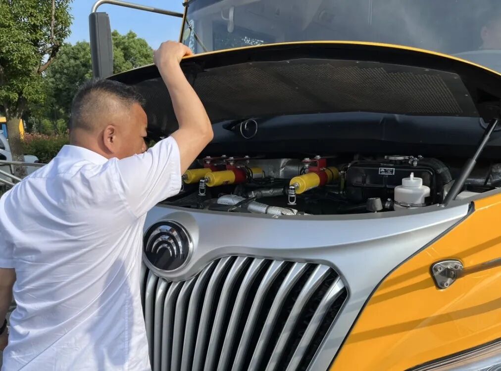 “大鼻子”校車整裝待發(fā)，迎接學(xué)子平安返校