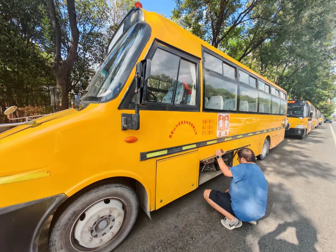 校車就位，安全到位，小紅星貼心守護(hù)上學(xué)路