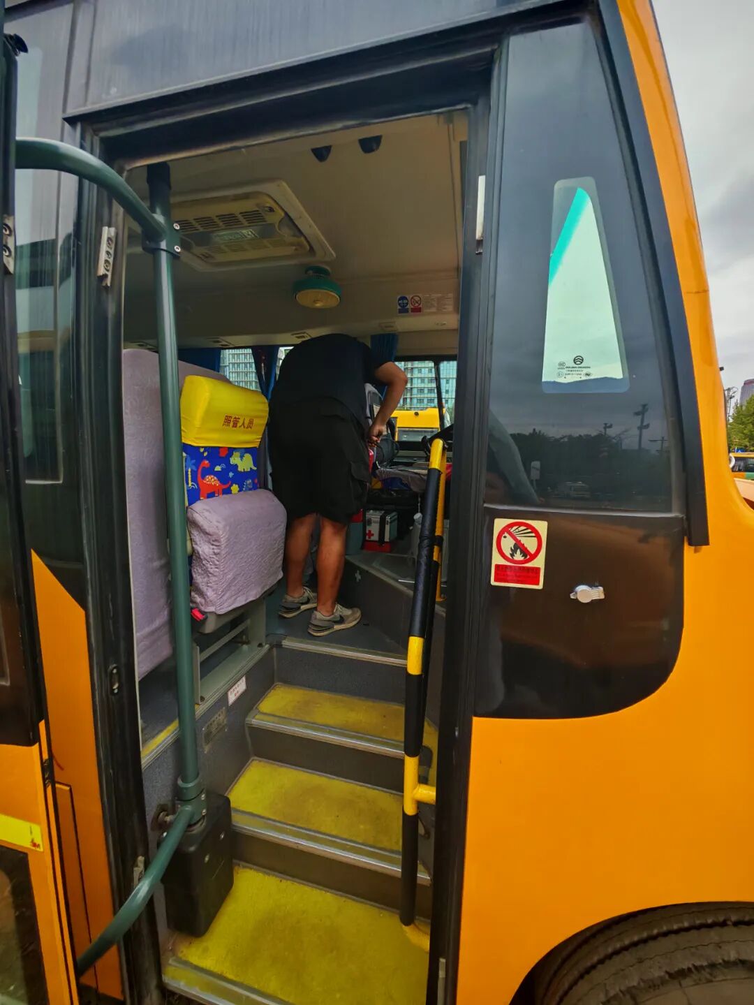 校車就位，安全到位，小紅星貼心守護(hù)上學(xué)路