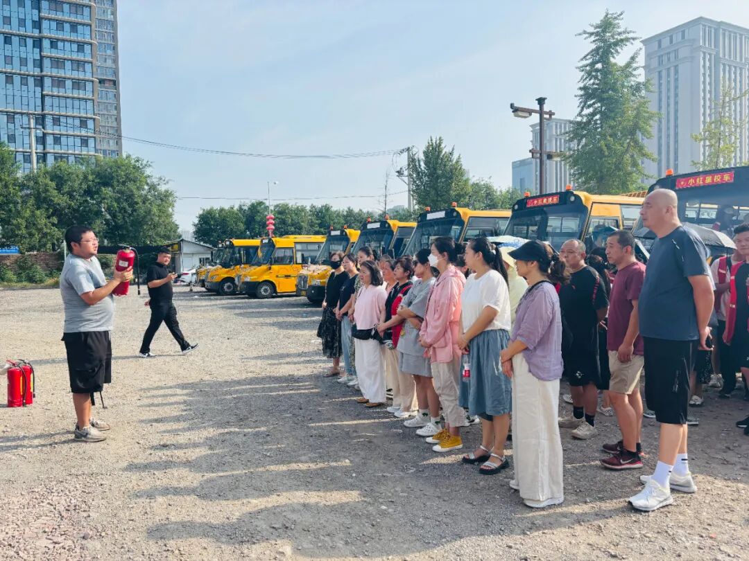 校車就位，安全到位，小紅星貼心守護(hù)上學(xué)路