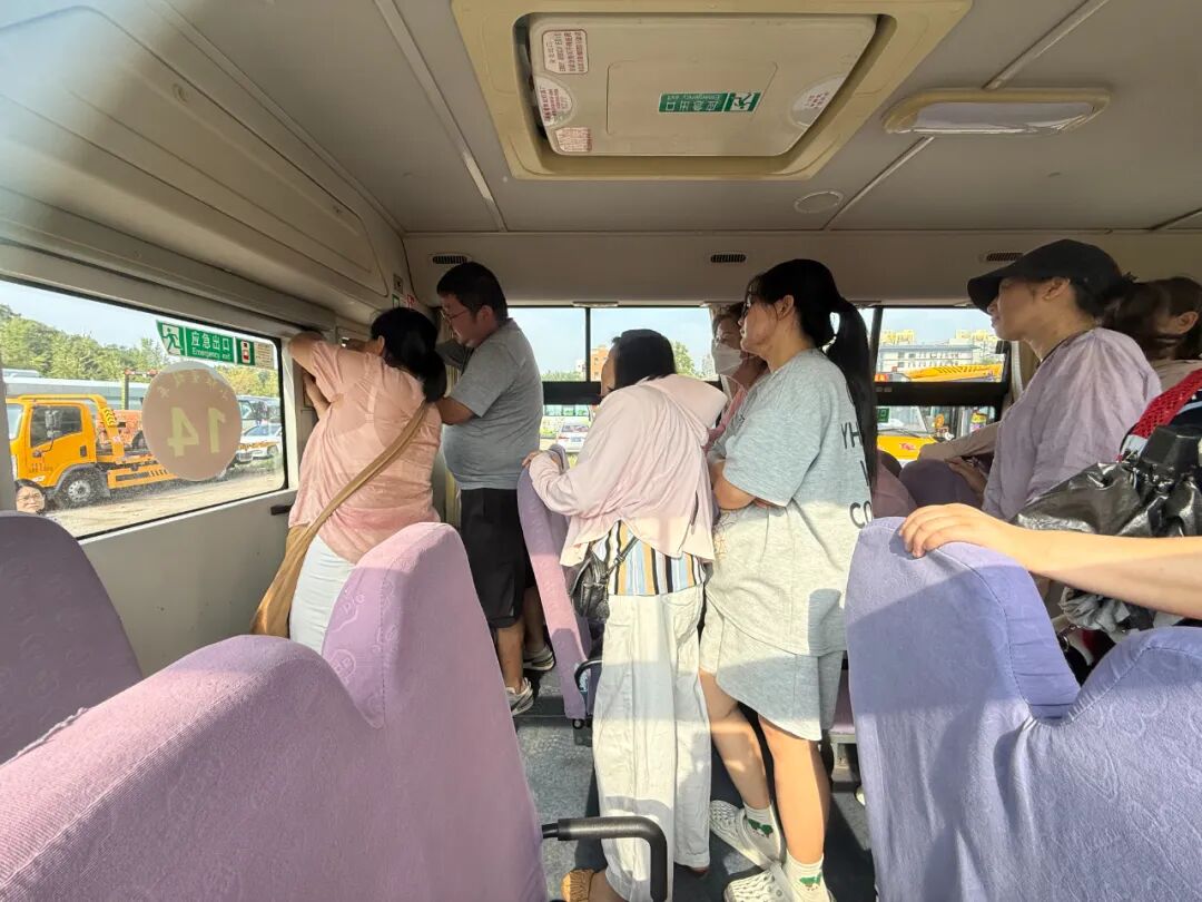 校車就位，安全到位，小紅星貼心守護(hù)上學(xué)路