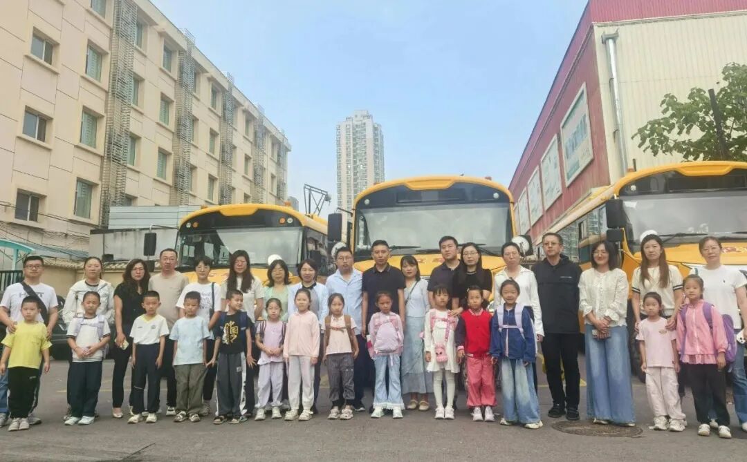 研究所安排專用校車 為職工子女上下學(xué)保駕護(hù)航 研究所安排專用校車 為職工子女上下學(xué)保駕護(hù)航