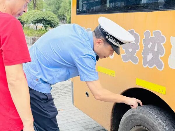 【平安護(hù)航2025】洪江市公安局：開展校車安全集中檢查，筑牢學(xué)生出行“安全防線”