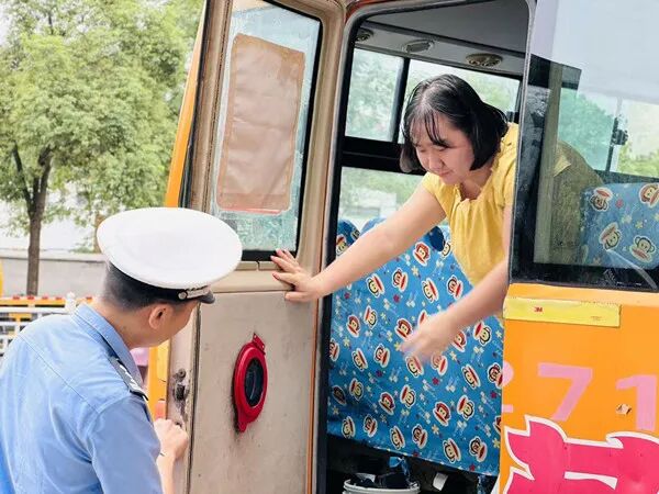 【平安護(hù)航2025】洪江市公安局：開展校車安全集中檢查，筑牢學(xué)生出行“安全防線”