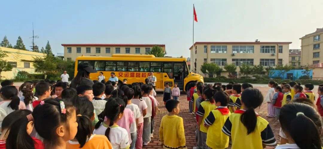 瑯琊小學(xué)安全教育課程校車安全演練，共筑生命防線---瑯琊小學(xué)舉辦2025年秋季校車消防應(yīng)急演練