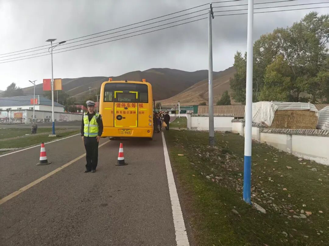 四師交警檢查校車安全 筑牢上下學(xué)安全防線 四師交警檢查校車安全 筑牢上下學(xué)安全防線