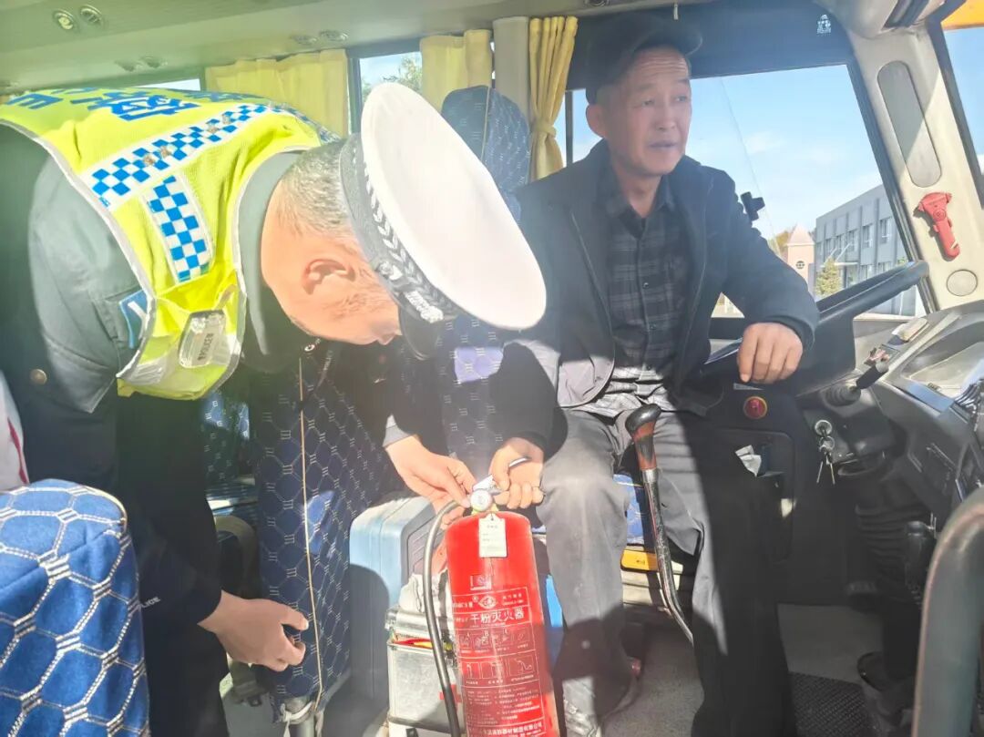 四師交警檢查校車安全 筑牢上下學(xué)安全防線 四師交警檢查校車安全 筑牢上下學(xué)安全防線