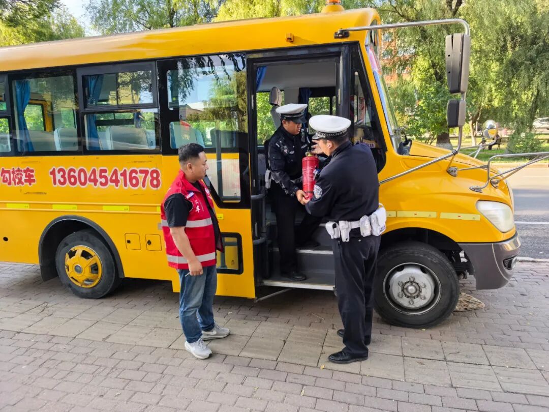 前進交警大隊深入轄區(qū)校車企業(yè)開展安全檢查和宣傳教育/ 前進交警大隊深入轄區(qū)校車企業(yè)開展安全檢查和宣傳教育