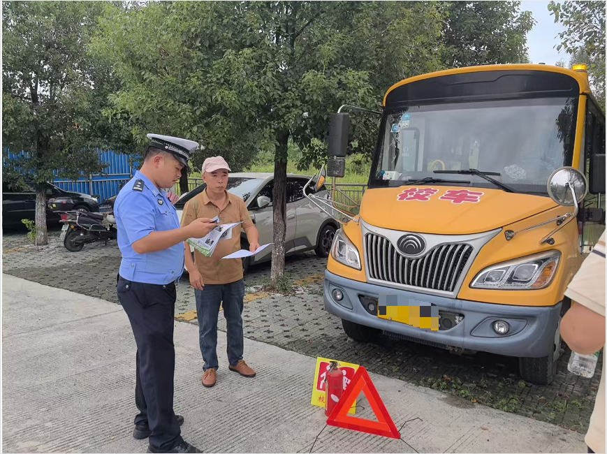 護(hù)航上學(xué)路:貴港交警聯(lián)合多部門守護(hù)校車安全 image.png