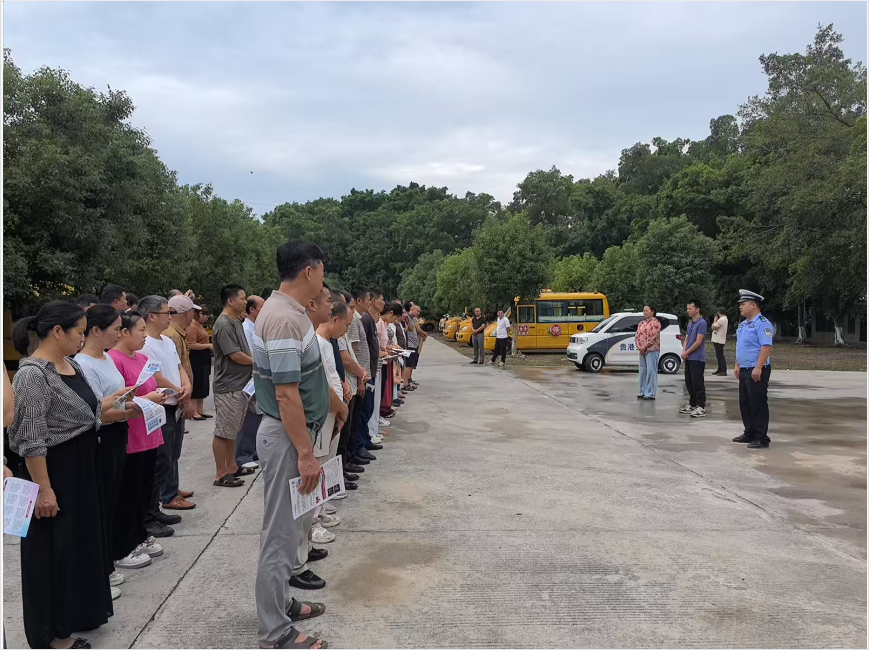 護(hù)航上學(xué)路:貴港交警聯(lián)合多部門守護(hù)校車安全 image.png