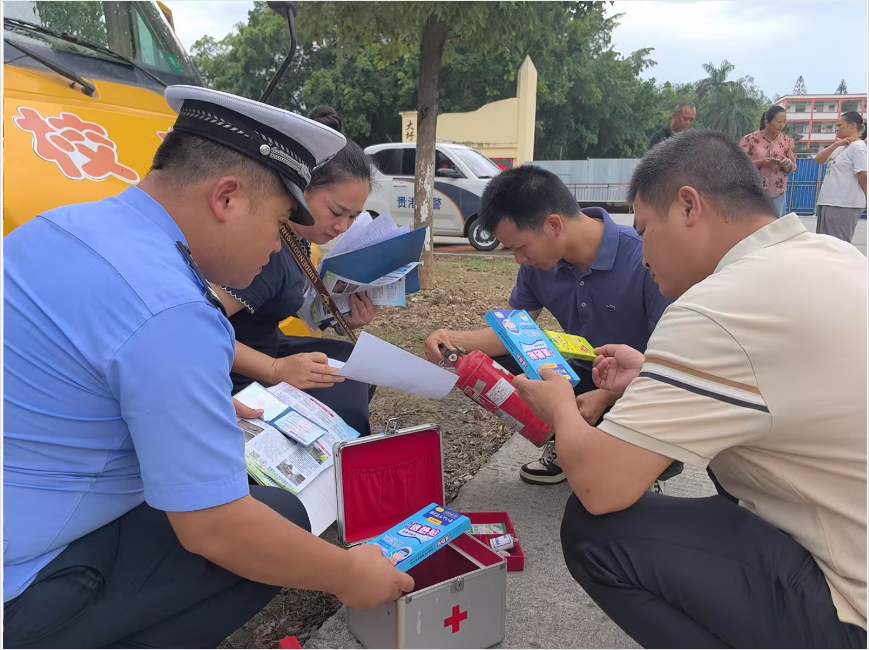 護(hù)航上學(xué)路:貴港交警聯(lián)合多部門守護(hù)校車安全 image.png