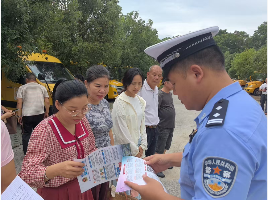 護(hù)航上學(xué)路:貴港交警聯(lián)合多部門守護(hù)校車安全 image.png