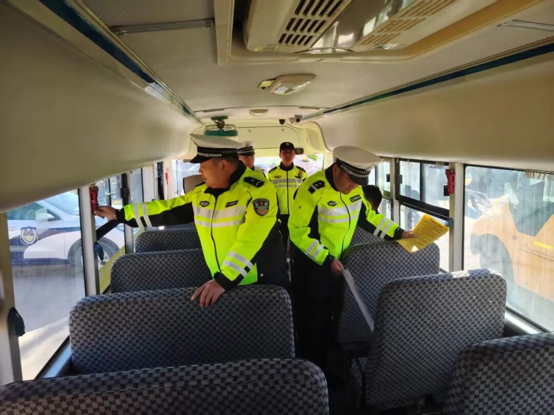 肇東公安交管大隊(duì)聯(lián)合交通局全面開(kāi)展校車(chē)安全大檢查行動(dòng)