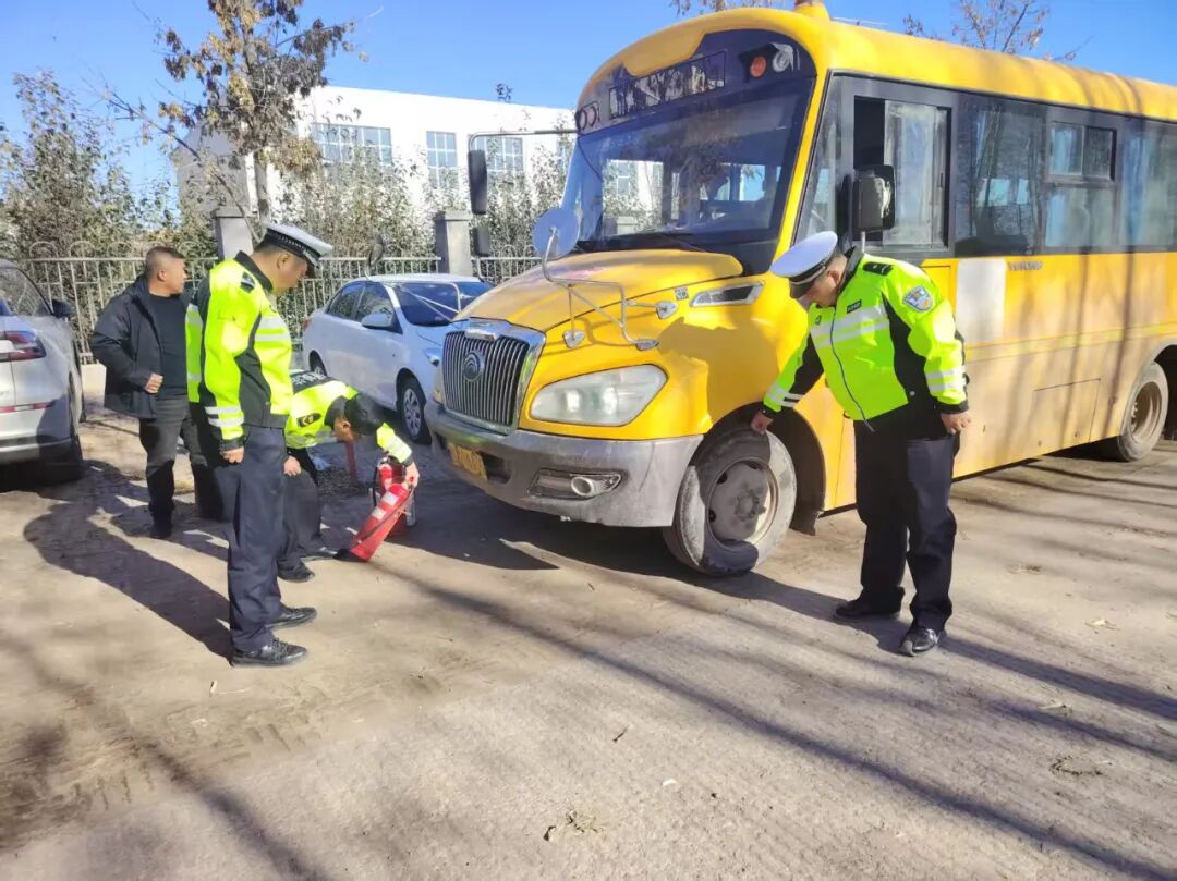 肇東公安交管大隊(duì)聯(lián)合交通局全面開(kāi)展校車(chē)安全大檢查行動(dòng)