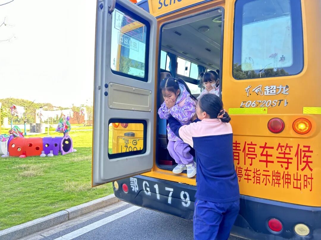 筑牢校車安全 守護(hù)成長之路 —— 紅蓮湖第二幼兒園校車安全應(yīng)急演練活動 筑牢校車安全 守護(hù)成長之路 —— 紅蓮湖第二幼兒園校車安全應(yīng)急演練活動