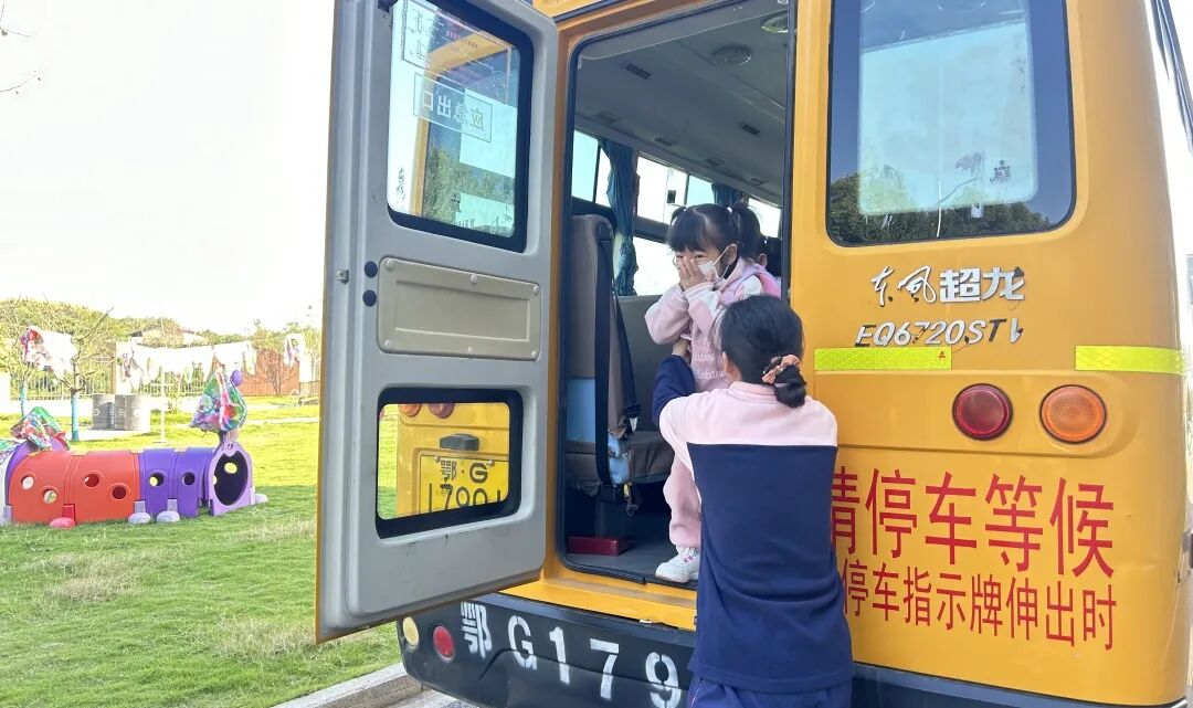 筑牢校車安全 守護(hù)成長之路 —— 紅蓮湖第二幼兒園校車安全應(yīng)急演練活動 筑牢校車安全 守護(hù)成長之路 —— 紅蓮湖第二幼兒園校車安全應(yīng)急演練活動