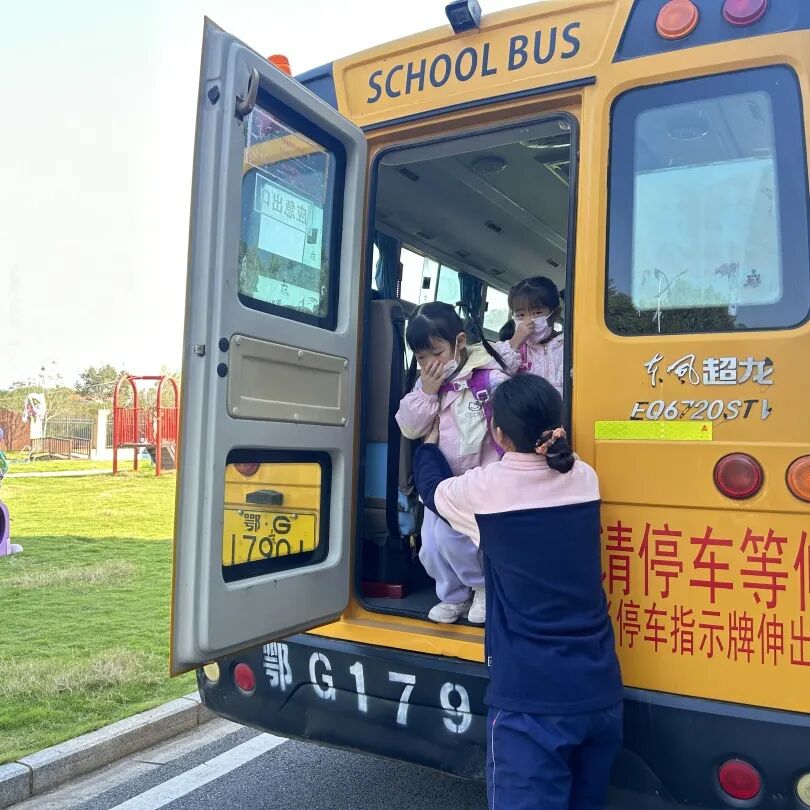 筑牢校車安全 守護(hù)成長之路 —— 紅蓮湖第二幼兒園校車安全應(yīng)急演練活動 筑牢校車安全 守護(hù)成長之路 —— 紅蓮湖第二幼兒園校車安全應(yīng)急演練活動