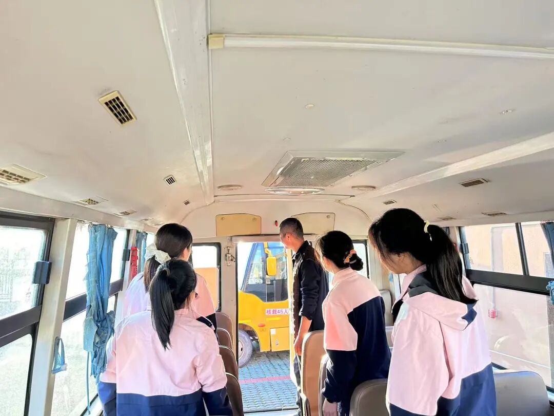 筑牢校車安全 守護(hù)成長之路 —— 紅蓮湖第二幼兒園校車安全應(yīng)急演練活動 筑牢校車安全 守護(hù)成長之路 —— 紅蓮湖第二幼兒園校車安全應(yīng)急演練活動