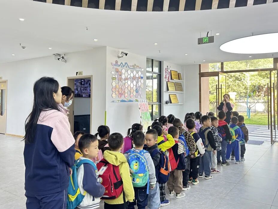 筑牢校車安全 守護(hù)成長之路 —— 紅蓮湖第二幼兒園校車安全應(yīng)急演練活動 筑牢校車安全 守護(hù)成長之路 —— 紅蓮湖第二幼兒園校車安全應(yīng)急演練活動