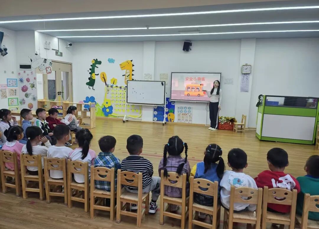 筑牢校車安全 守護(hù)成長之路 —— 紅蓮湖第二幼兒園校車安全應(yīng)急演練活動 筑牢校車安全 守護(hù)成長之路 —— 紅蓮湖第二幼兒園校車安全應(yīng)急演練活動