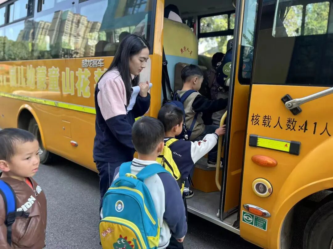筑牢校車安全 守護(hù)成長之路 —— 紅蓮湖第二幼兒園校車安全應(yīng)急演練活動 筑牢校車安全 守護(hù)成長之路 —— 紅蓮湖第二幼兒園校車安全應(yīng)急演練活動