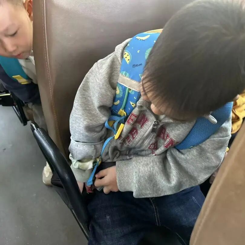 筑牢校車安全 守護(hù)成長之路 —— 紅蓮湖第二幼兒園校車安全應(yīng)急演練活動 筑牢校車安全 守護(hù)成長之路 —— 紅蓮湖第二幼兒園校車安全應(yīng)急演練活動