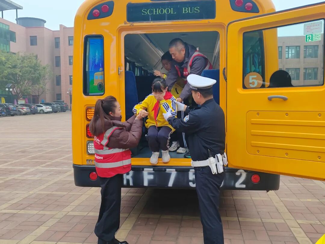 【陽光下的守護】三河公安交警進校園！校車安全演練筑牢平安防線