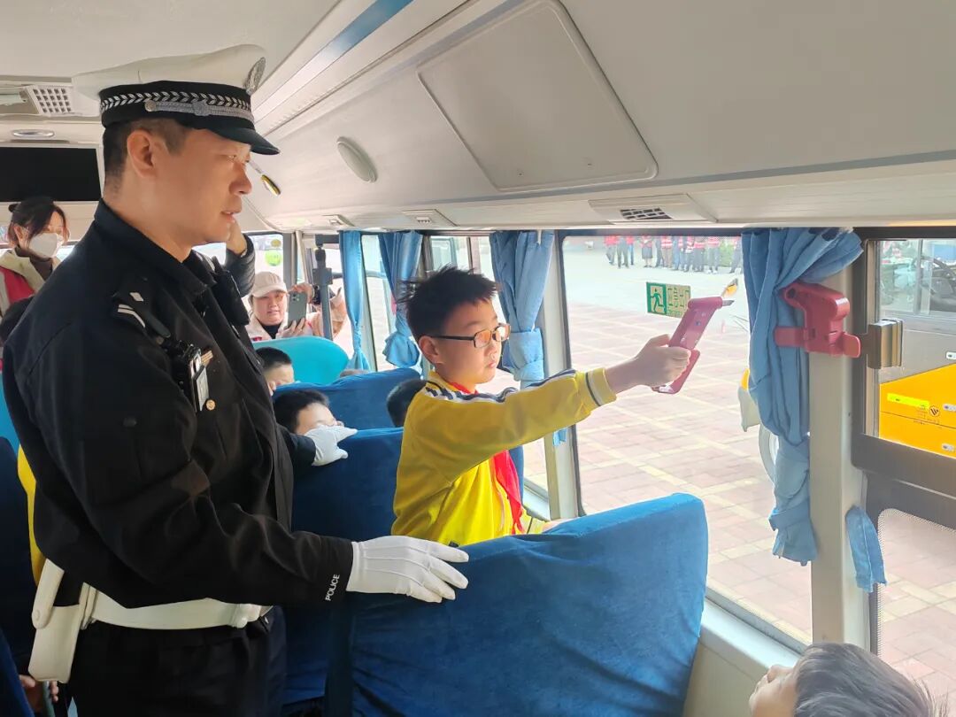 【陽光下的守護】三河公安交警進校園！校車安全演練筑牢平安防線