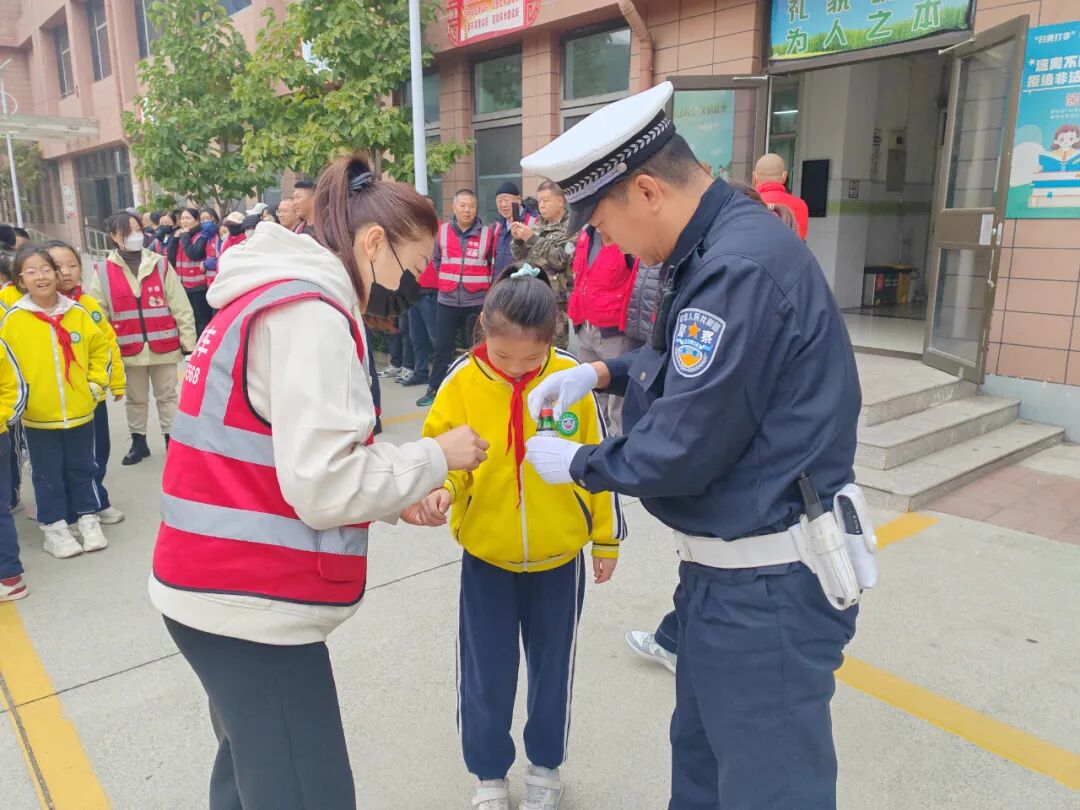 【陽光下的守護】三河公安交警進校園！校車安全演練筑牢平安防線